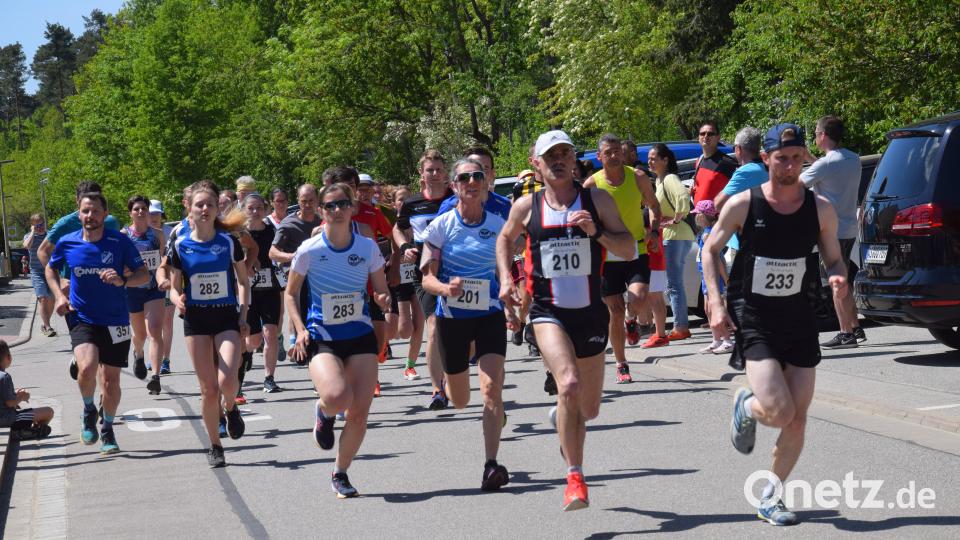Start für eine große Kohlenmeiler-Runde beim 30. Jedermannslauf in Ebermannsdorf für die Damen und Herrnwertung. Bild: bö