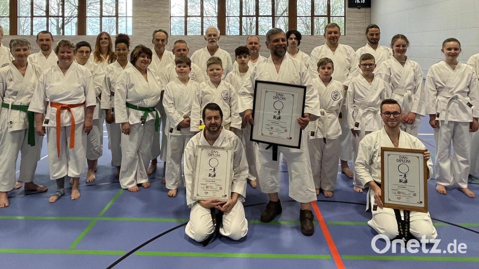 Die Vohenstraußer Karate-Sportler beglückwünschen Alexander Pilfusek, Manfred Horn und Marcel Bieber (von links mit Urkunden) zu ihren neuen Dan-Diplomen. Bild: dob