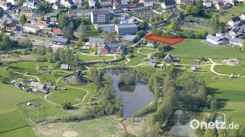 Nördlich des Geschichtsparks entsteht in den kommenden eineinhalb Jahren auf einer Fläche von 3000 Quadratmetern (rot eingezeichnete Fläche) das Naturdorf. Die vier Ferienhäuser dienen auch als Mustersiedlung für ökologisches Bauen. Archivbild: mür/Bearbeitung: Oberpfalz-Medien