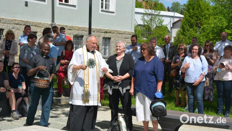 Die kirchliche Segnung nahm Regionaldekan und Stadtpfarrer Georg Flierl vor. Bild: jr
