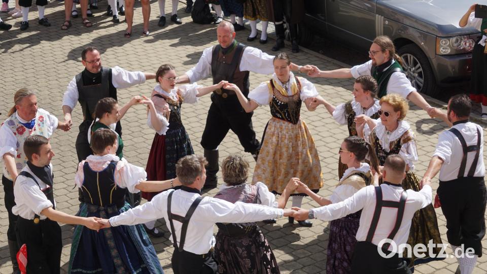 Mit ihren Tänzen sorgte die Egerland-Jugend auf dem Marktplatz im tschechischen Loket für Aufsehen. Bild: fppp