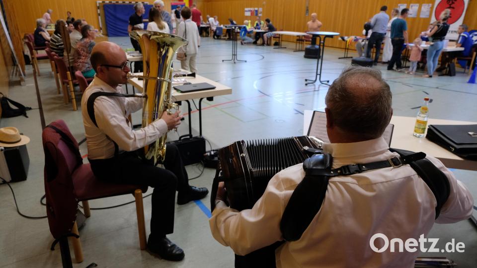 In der Halle schmettern die Blasmusiker auf. Bild: le