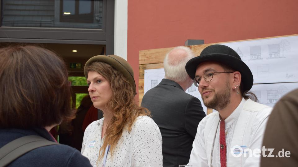 Die Bauleiter Marlene Dorbach und Lukas Ritter (von links). Bild: szl