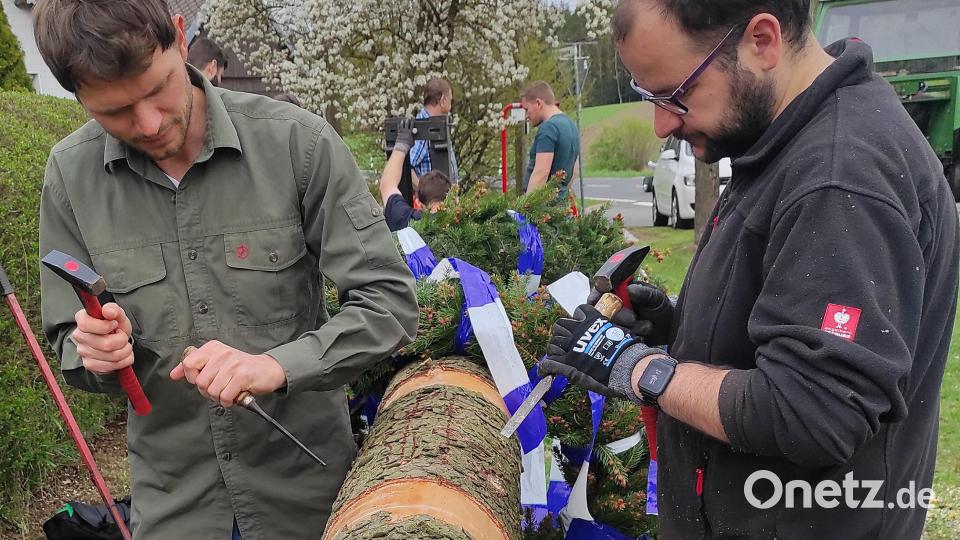 Das Anbringen der Jahreszahl gehört zum Maibaumaufstellen. Mit Stemmeisen und Hammer ist das zu zweit verhältnismäßig schnell erledigt. Bild: lgc