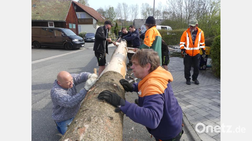 Erste Schälarbeiten am Eschenbacher Maibaum. Bild: rn