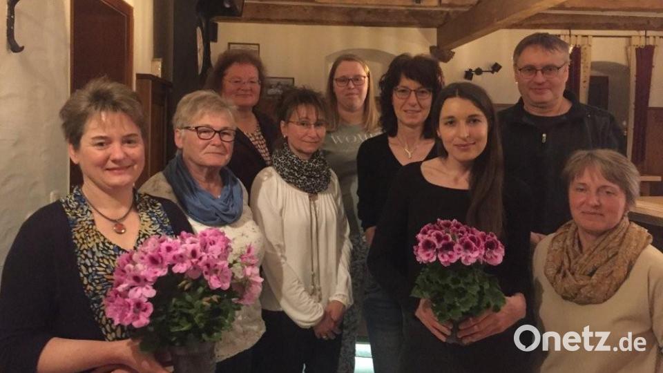Bürgermeisterin Sonja Meier (links) kann auf die Gartler bauen. Im Bild zweite Vorsitzende Hildegard Lingl, Kreisgartenfachberaterin Heidi Schmid, die Vorsitzenden Martina Irlbacher, Nicole Spachtholz und Anita Dietl, Simone Eibl sowie die verabschiedeten Vorstandsmitglieder Hans Hutzler und Annelie Dietl. Bild: Hildegard Lingl/exb