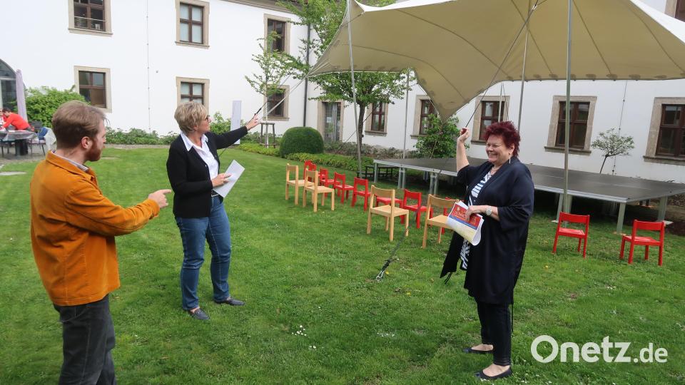 Lukas Höllerer, Sabine Guhl und Petra Vorsatz (von links) inspizieren die neugestaltete Bühne. Bild: Kunz