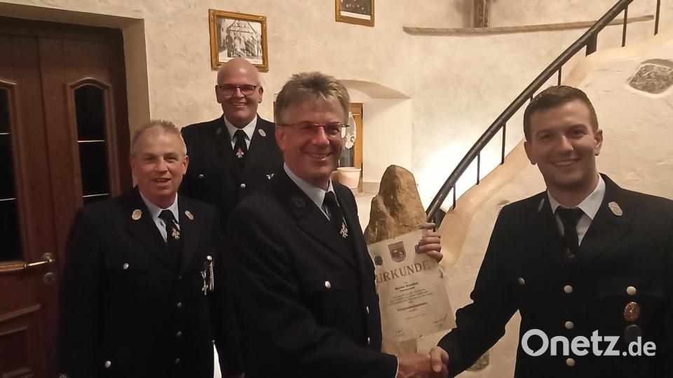 Neuer Ehrenvorsitzender der Feuerwehr Wernersreuth ist Walter Brucker (mit Urkunde). Vorsitzender Manuel Brucker (rechts) und Kommandant Klaus Frank und Bürgermeister Klaus Meyer (von links) gratulierten. Bild: Feuerwehr Wernersreuth/exb