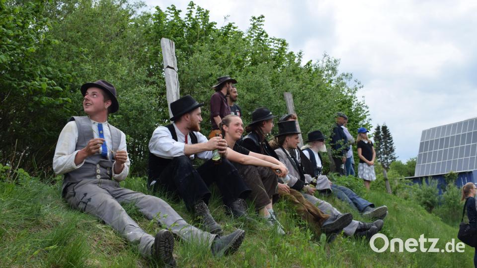 Beim Bau helfen Wandergesellen aus verschiedenen Handwerksrichtungen mit. Sie werden für die Bauzeit dauerhaft bei der Naturdorf GmbH angestellt. Bild: szl
