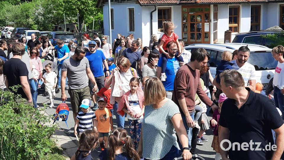 Gemeinsam startenden sie zur Wanderung bevor im Kindergarten groß gefeiert wurde. Bild: Anita Wittmann, Kita Leuchtenberg/exb
