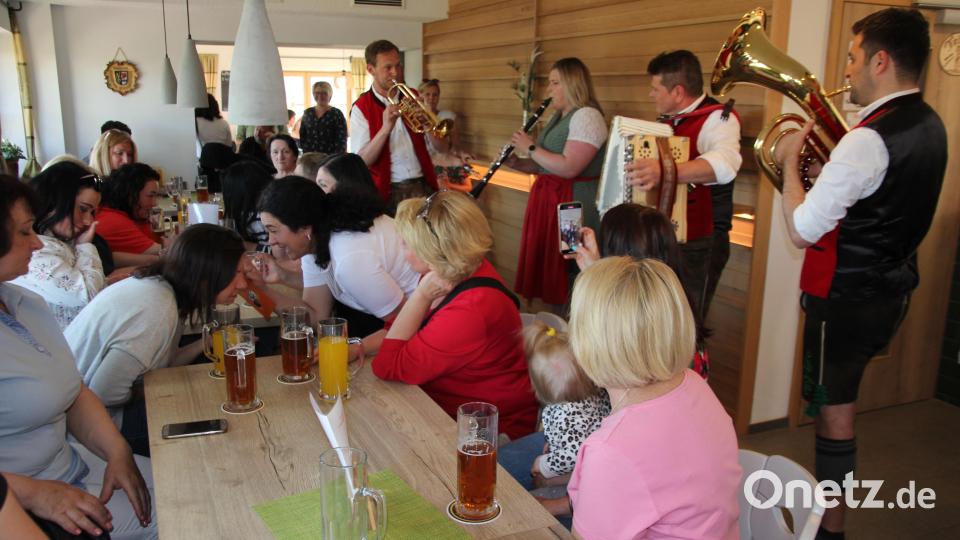Stimmung mit den &quot;Zoiglkrynern&quot; beim Begegnungsfest. Bild: kro