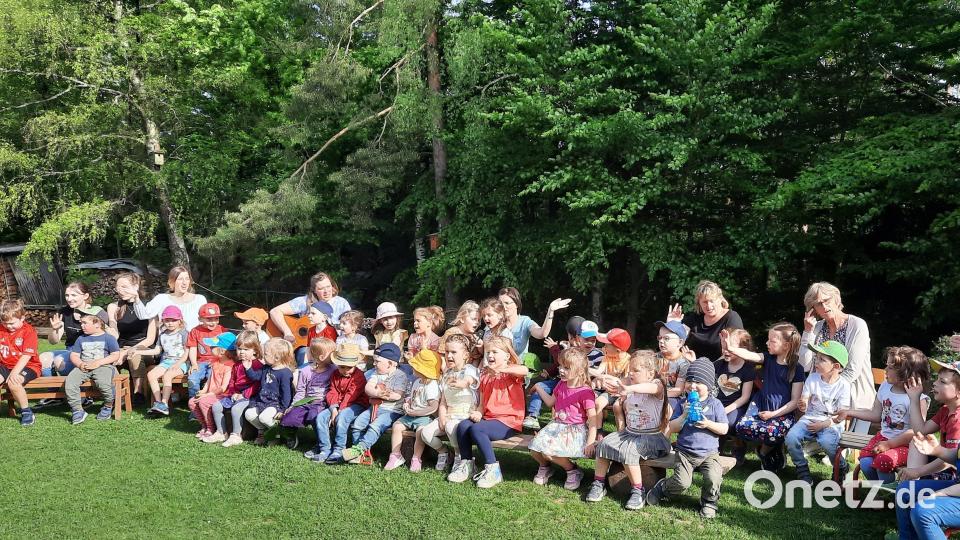 Mit dem Lied „Ich lieb euch“ hießen die Kleinen ihre Eltern im Kindergarten willkommen. Dabei wurden sie von den Erzieherinnen unterstützt. Bild: Anita Wittmann, Kita Leuchtenberg/exb