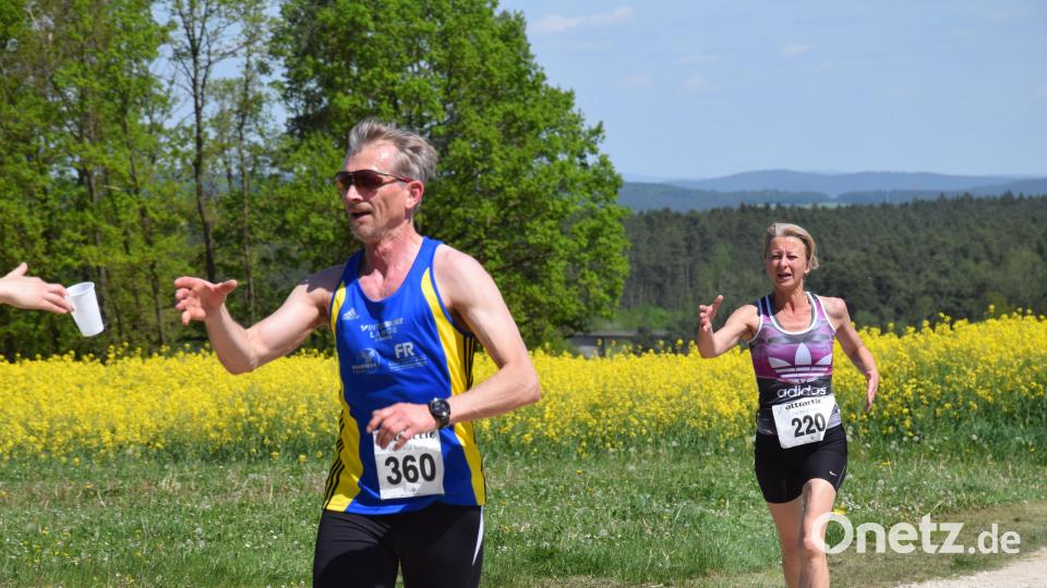 Ein Becher Wasser ist bei den Läuferinnen und Läufern immer begehrt. - so war es auch beim 30. Jedermannslauf in Ebermannsdorf. Bild: bö