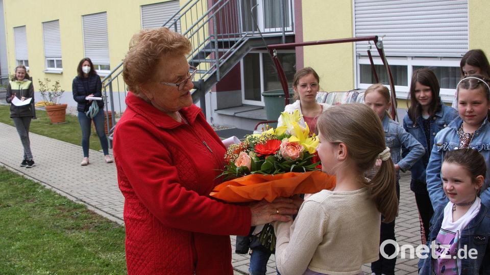 Der Kinderchor gratulierte Christa Holm mit Blumen zum 75. Geburtstag. Bild: wro