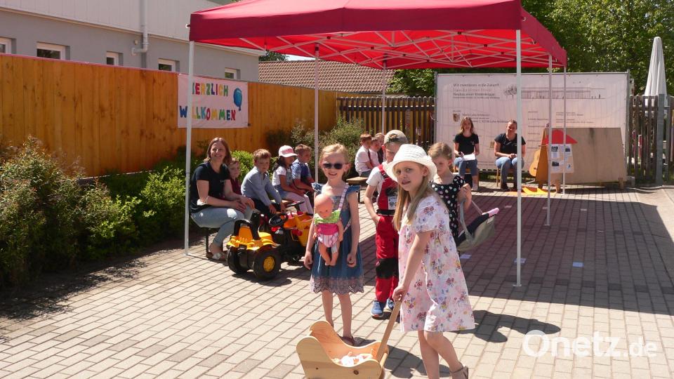 Durch drei Jahrzehnte Kinderhort führten die Vorschulkinder humorvoll die vielen Gäste. Bild: mh