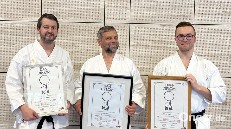 Alexander Pilfusek, Manfred Horn und Marcel Bieber (von links) mit ihren neuen Dan-Diplomen. Bild: dob