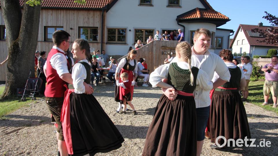 Einen Volkstanz präsentierte die Tanzgruppe des Wiesauer Heimatvereins. Bild: kro