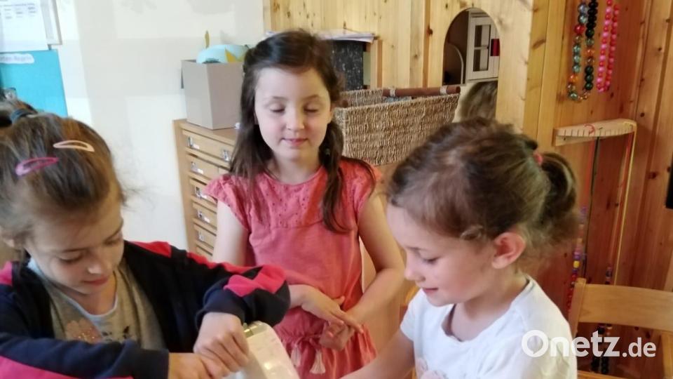 Zuvor hatten die Kinder Kuchen gebacken, damit sie mit den Eltern Mutter- und Vatertag feiern können Bild: Anita Wittmann, Kita Leuchtenberg/exb