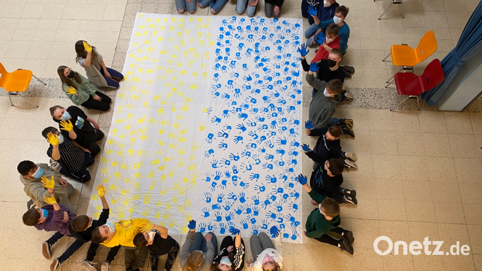Die Schüler der Klasse 8a des Gymnasiums Eschenbach beim Handabdruck. Bild: Lena Pöllath/exb