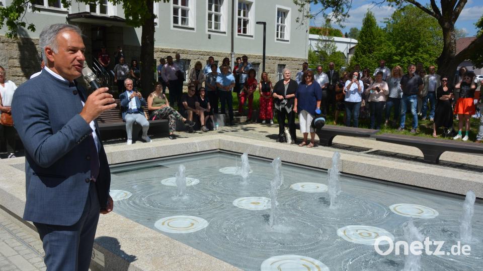 Landrat Roland Grillmeier nahm die neue innovative Brunnenanlage in Betrieb. Bild: jr