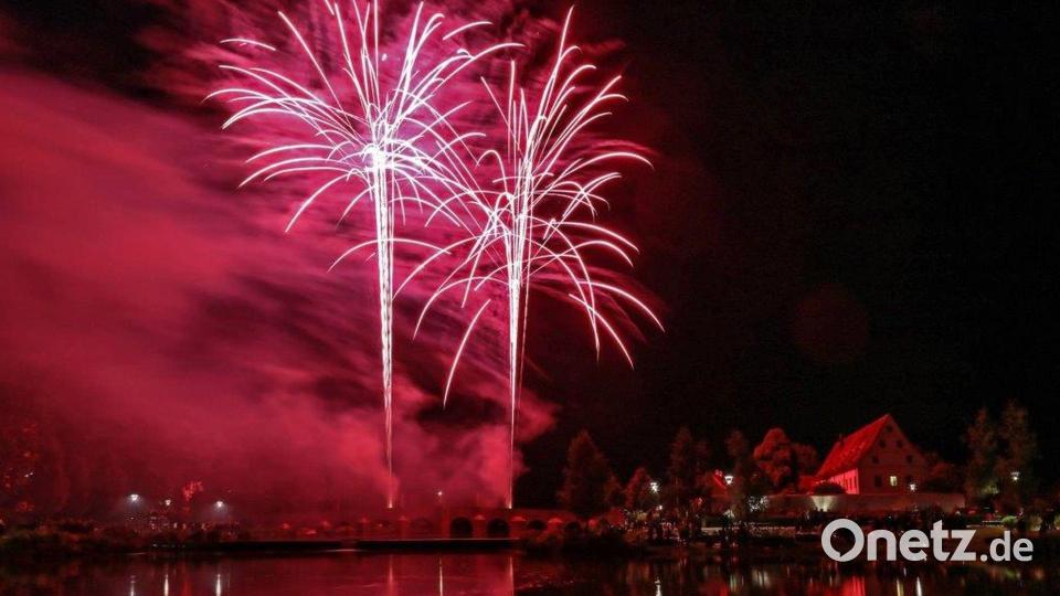 Ein Feuerwerk über der Fischhofbrücke in einer lauen Sommernacht – spektakulärer kann ein Abend im Fischhofpark Tirschenreuth nicht enden.. Archivbild: Lions-Club Tirschenreuth/exb