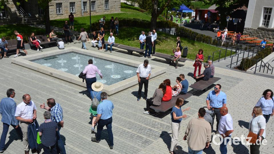 Der Blick vom Balkon des Landratsamts verrät, der neugestaltete Vorplatz bietet eine hohe Aufenthaltsqualität für Besucher und Mitarbeiter. Bild: jr