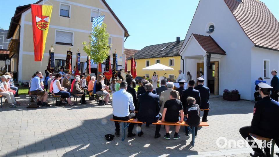 An der Dorfkapelle in Hiltersdorf feiern die Feuerwehren aus der Gemeinde Freudenberg den Festgottesdienst anlässlich des Florianstags. Bild: sche