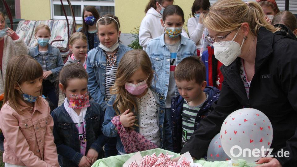 Gage für den Auftritt beim Muttertags- und Vatertagskonzert war ein mit Süßigkeiten gefüllter Korb. Bild: wro