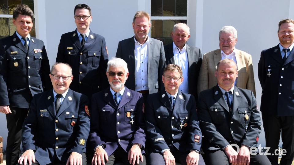 Langdienende Feuerwehrleute, die ausgeschieden sind, werden geehrt (sitzend, von links): der ehemalige Kreisbrandinspektor Hubert Blödt, Helmut Hirn, Werner Gottschalk und Anton Rumpler; hinten (von links): Kreisbrandmeister Ernst Dominik , Kreisbrandinspektor Armin Daubenmerkl, Bürgermeister Alwin Märkl, Zweiter Bürgermeister Franz Weiß, Altbürgermeister Norbert Probst und Vorsitzender Herbert Heldmann von der Feuerwehr Hiltersdorf. Bild: sche