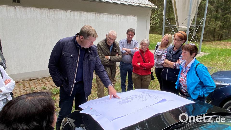 Links Hubert Siller bei der Erläuterung der Quellen anhand des Plans. Bild: Markus Scharnagl/exb