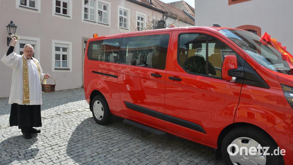 Stadtpfarrer Georg Flierl segnete den Ford-Neunsitzer. Es ist der zweite Bus der Selbsthilfegruppe Behinderte/Nichtbehinderte. Bild: jr