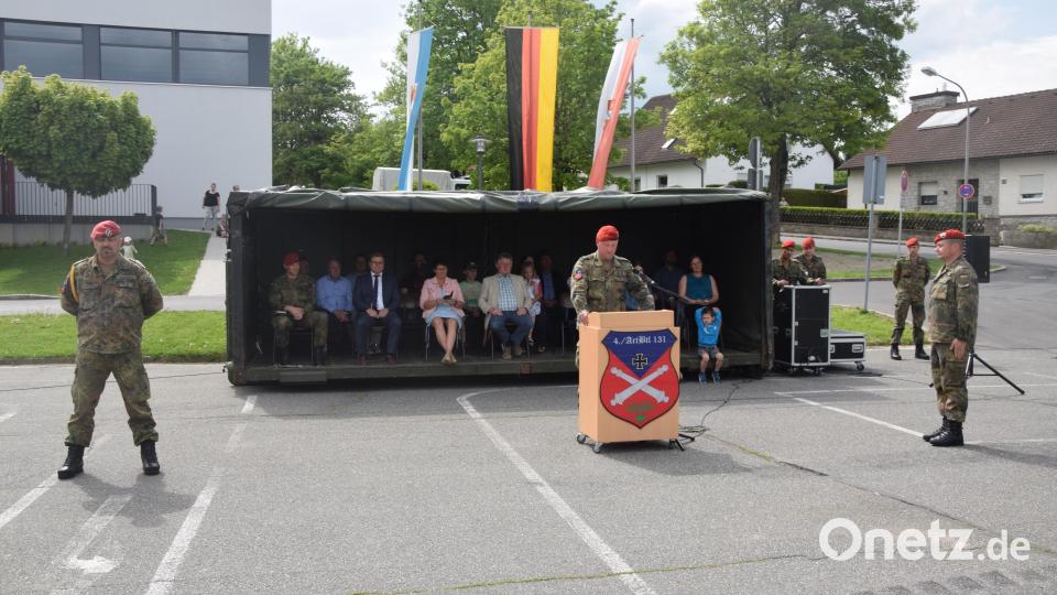 Major Johannes Müller (Mitte) übergibt die Funktion des Batteriefeldwebels von Herbert Walenta (links) an Mario Grafe (rechts). Bild: fz
