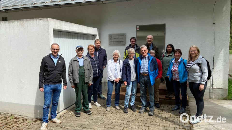 Die Teilnehmer der Wanderung zu den Quellen für die Trinkwasserversorgung der Stadt Waldsassen vor der Entsäuerungsanlage Breitenbrunn. Bild: Markus Scharnagl/exb