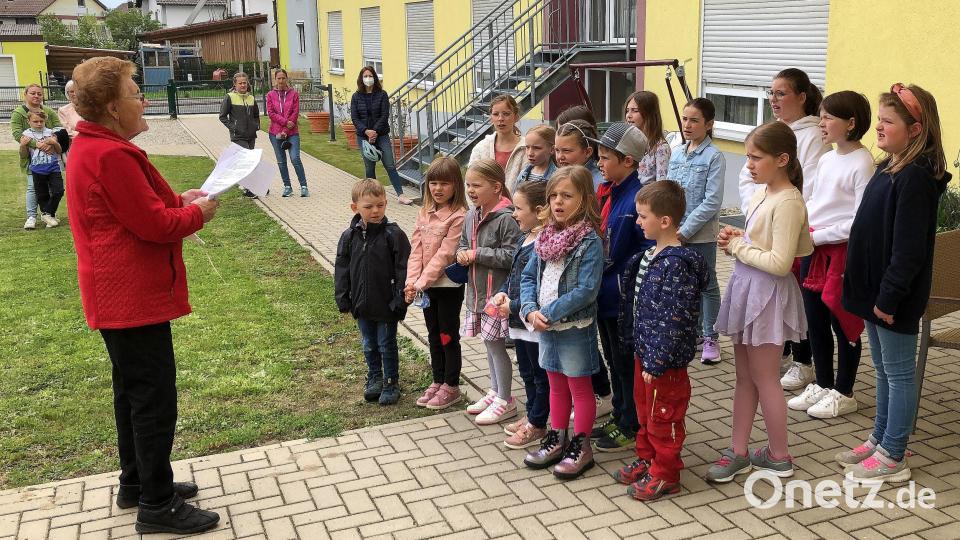Auch mit bekannten Kinderliedern unterhielten die Mädchen und Buben um Chorleiterin Christa Holm im Garten des Seniorenpflegeheimes &quot;Haus Steinwaldblick&quot; in Wiesau. Bild: wro