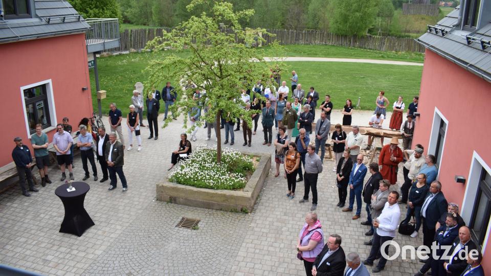 Nach dem Spatenstich für das Naturdorf lud der Geschichtspark Bärnau-Tachov zum Frühjahresempfang mit vielen deutschen und tschechischen Ehrengästen und Unterstützern aus Politik, Wirtschaft und Bildung. Bild: szl