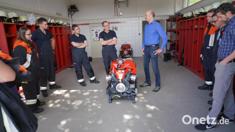 Stefan Ludwig (rechts neben Tragkraftspritze) von der Firma Ludwig Feuerschutz aus Bayreuth erklärt den interessierten Lennesriether Feuerwehrleuten im Feuerwehrgerätehaus in Albersrieth die neue Tragkraftspritze „Rosenbauer Fox 4 Generation“. Bild: fvo