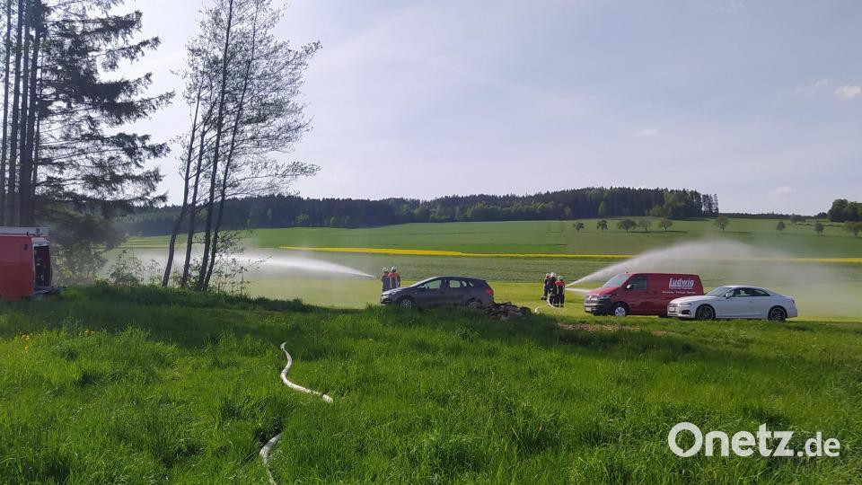 Am Weiher an der der Albersriether Kläranlage wird die neue Tragkraftspritze „Rosenbauer Fox 4 Generation“ im Beisein von Bürgermeister Josef Beimler getestet. Bild: fvo