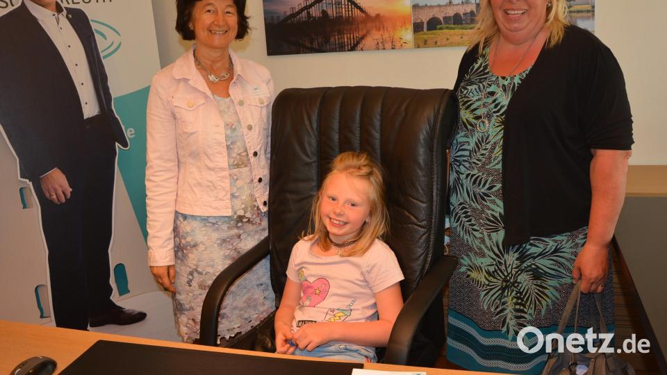 Einmal im Stuhl von Landrat Roland Grillmeier Platz nehmen, dieser Traum erfüllte sich am Sonntag für so manche. Bild: jr