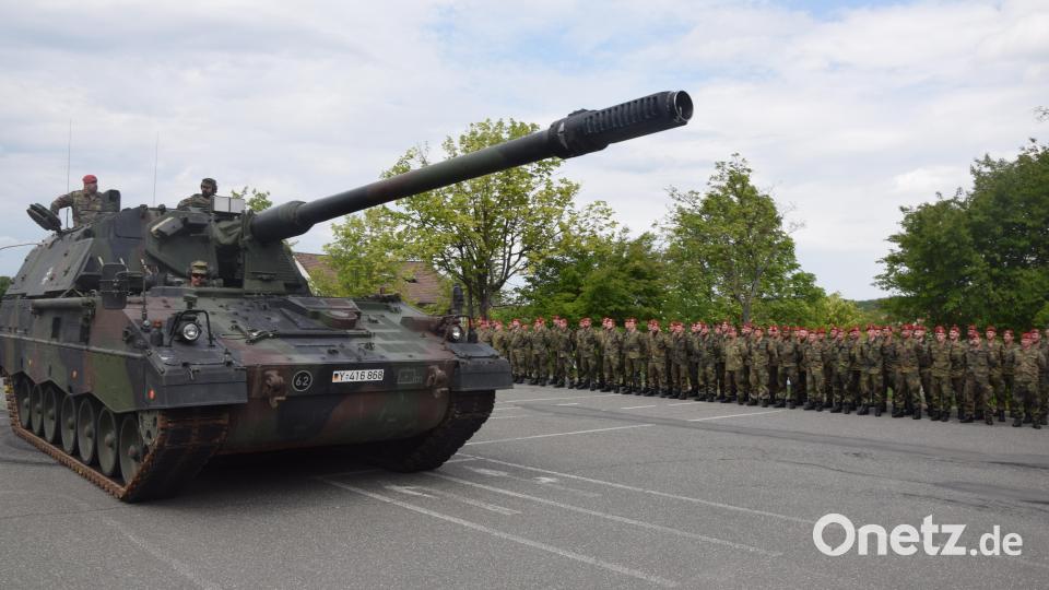 Eine Panzerhaubitze 2000 fährt auf dem Schulparkplatz vor, auf dem die Soldaten der Patenkompanie zum Appell angetreten sind. Bild: fz