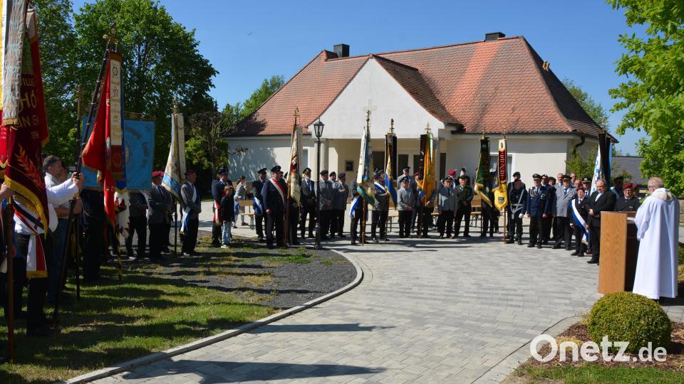 Am Kriegerdenkmal wurde der gefallenen Soldaten und der Opfer kriegerischer Auseinandersetzungen gedacht. Pater Benedikt Leitmayr sprach ein Gebet. Bild: jr