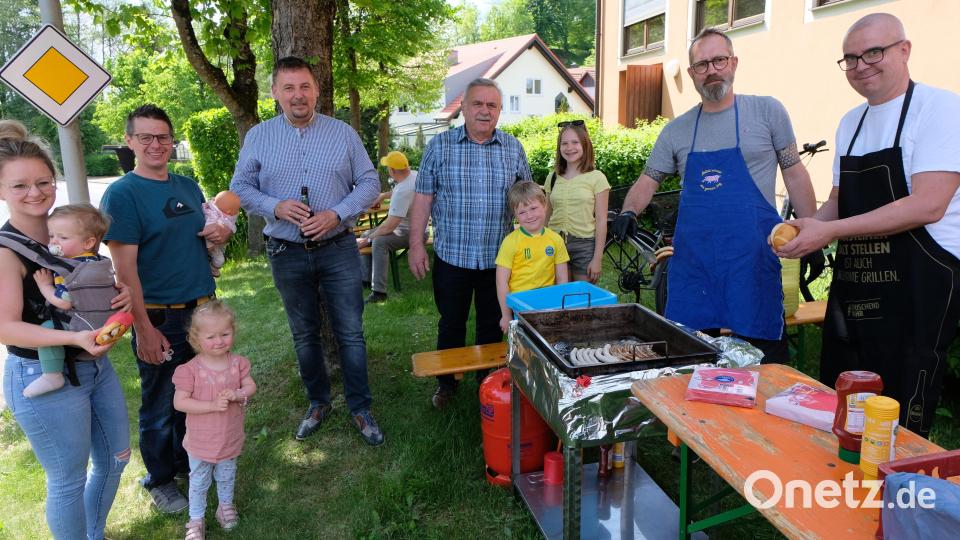 Am Bratwurststand drängte sich Groß und Klein, was Bürgermeister Markus Ludwig und seinem Vorgänger Boris Damzog besonders gefiel. Bild: le