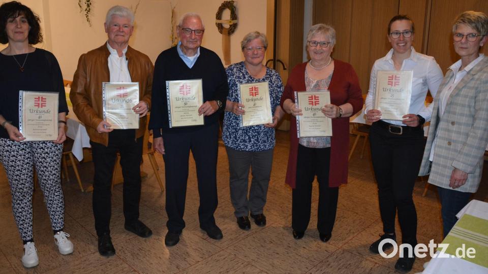 Jahrzehntelang treue Mitglieder wurden beim TSV Pechbrunn-Groschlattengrün geehrt. Im Bild (von links) Bettina Grundl, Detlef Weidinger, Heinz Werner, die scheidende Schriftführerin Beate Hilpert, Ingrid Köstler, Viola Freitag und Vorsitzende Doris Reiß. Bild: jr