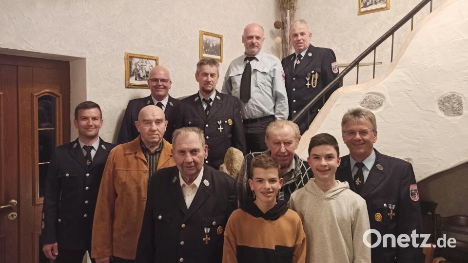 Vorsitzender Manuel Brucker (links) und Kommandant Klaus Frank sowie Bürgermeister Klaus Meyer (hintere Reihe, Zweiter von links) zusammen mit den geehrten Mitgliedern; rechts vorne der neue Ehrenvorsitzende Walter Brucker. Bild: Feuerwehr Wernersreuth/exb