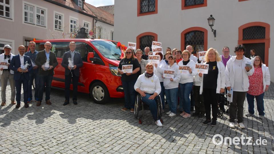 Strahlende Gesichter gab es bei der Übergabe des neuen Neunsitzers an die Selbsthilfegruppe Behinderte/Nichtbehinderte. Bild: jr