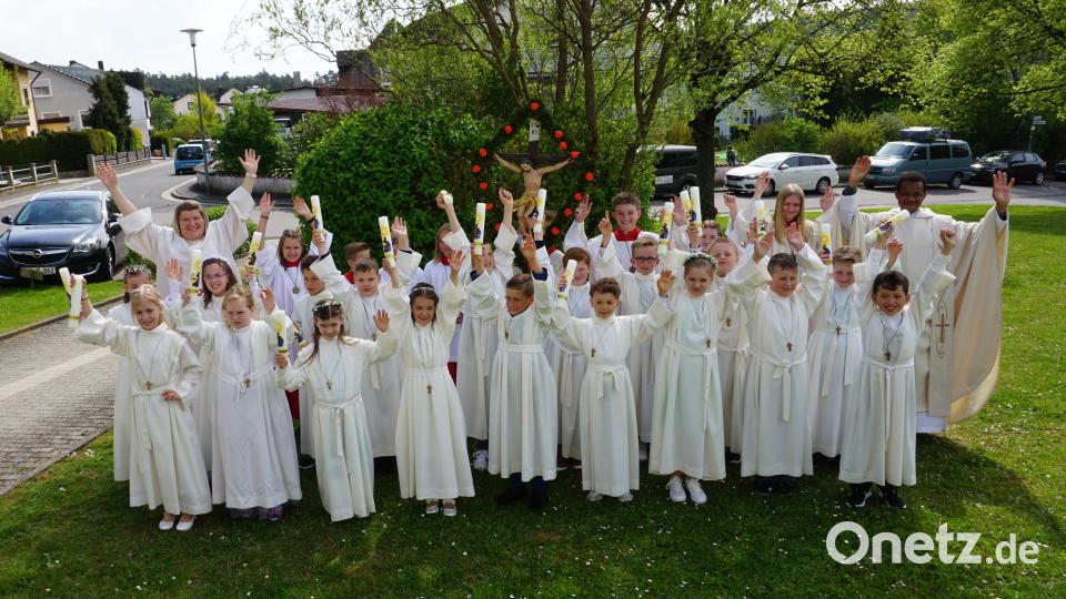 Große Freude bei den 18 Erstkommunionkindern der Pfarreiengemeinschaft Theuern-Ebermannsdorf / Pittersberg, zusammen mit der Gemeindereferentin Kathrin Blödt (hi li), den Ministranten und Pater John Massawe (hinten re) nach ihrem Festgottesdienst. Bild: wec