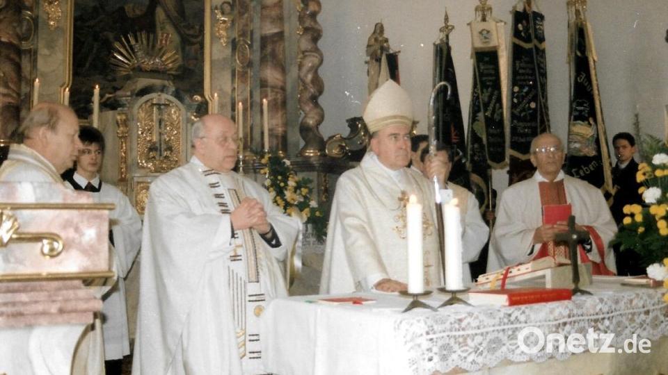 Ein Bild aus dem Archiv: Bischof Manfred beim Festgottesdienst zum 70-jährigen Bestehen der Expositur am 21. November 1993. Repro: Andreas Sorgenfrei/exb