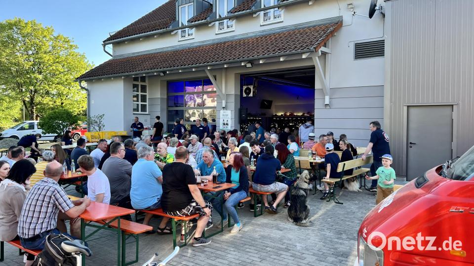 Viele Besucher nahmen an den Tischen im Hof Platz und genossen bei sommerlichen Temperaturen die Abendstimmung. Bild: nza