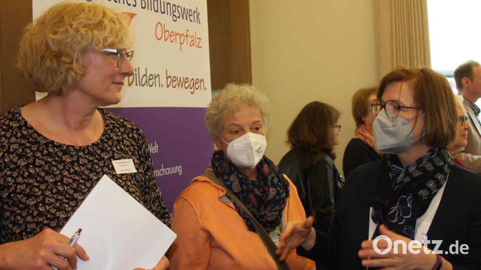 Ein Themenfeld beim &quot;Gallery Walk&quot; war die Erwachsenenbildung. Dieses Gesprächs- und Informationsangebot betreute unter anderem die Religionspädagogin Bettina Hahn (links). Bild: wro