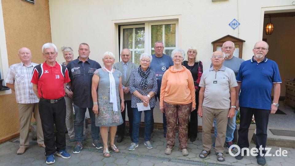 Vorsitzender Hans-Jürgen Breuer (rechts) dankte den Jubilaren für ihre langjährige Mitgliedschaft zum VSV Kemnath. Bild: jzk