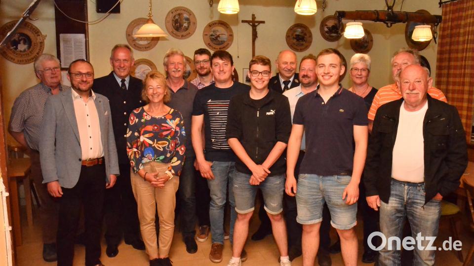 Als intakter Verein zeigt sich die Ortsfeuerwehr Reichenau mit einer neuen Vereinsspitze um Hans-Jürgen Spitzner (Sechster von rechts) und Stellvertreter Peter Riedl (Fünfter von links). Bild: fjo